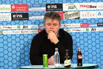 Entsetzen beim EHV Aue: Zwei Fahrzeuge des Vereins ausgebrannt - EHV-Manager Rüdiger Jurke ist fassungslos