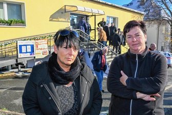 Entsetzen in Chemnitz über Sparpläne bei Jugend- und Familienangeboten - Kati Riemer (links) und Anja Heiber vor dem Familientreffpunkt "Mäusenest" in Grüna. Erst vor wenigen Jahren bezog der Verein ein neues Gebäude. Nun soll der beliebte Treff zum Jahresende schließen.