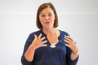 Entsetzt über Exzesse: Der erste öffentliche Auftritt von Yvonne Magwas im Vogtland nach ihrem Rückzug aus dem Bundestag - Die frühere Bundestagsvizepräsidentin aus dem Vogtland, Yvonne Magwas, bei „Input und Ingwertee“.