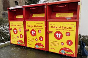 Entsorgung im Vogtland: Das ändert sich im neuen Jahr - Vielerorts im Vogtlandkreis sind Altkleidercontainer verschwunden - auf dem Parkplatz des Netto-Marktes in Oelsnitz stehen noch Sammelboxen der Firma Humana.