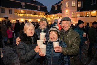 Entspannt, kulturell und verführerisch riechend: Wie Weihnachtsmärkte im Oberland punkten - Kathrin (links) und Johannes Schaller (Zweiter von links) aus Wernitzgrün besuchten mit ihren Freunden Monika und Heinz Nickschtadt aus Wittenberg den Weihnachtsmarkt im Hof des Musikinstrumentenmuseums in Markneukirchen, der erstmals um die Straße Bienengarten erweitert wurde.