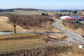 Entsteht in Oberlosa eine neue Staufalle? - Die gut ausgebaute Otto-Erbert-Straße schlängelt sich von der B 92 heran. Von der Kreuzung (rechts) sollte der Lkw-Verkehr in scharfer Kurve auf die Obermarxgrüner Straße zum Autostandort fließen. Nach Veto der Polizei wird nun ein normgerechter Abzweig (hinter den Absperrungen) gebaut. 