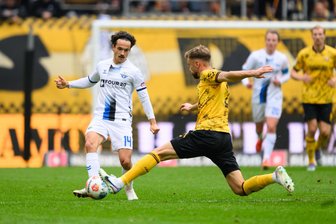 „Enttäuschend, frustrierend und macht sauer“: Die Stimmen zum Spiel Dynamo Dresden gegen SC Paderborn - Dresdens Lars Bünning blockt einen Schuss von Mika Baur, der in der Vorsaison noch für Dynamo spielte.