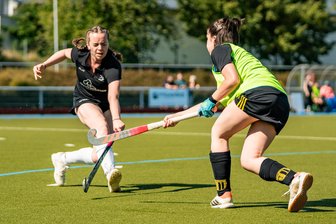 Enttäuschung in Köthen: Freiberger Hockeyspielerinnen geben im Spitzenspiel Führung aus der Hand - Für die Freiberger Hockey-Damen um Jette Papendick (l.) geht es jetzt unter dem Hallendach weiter.