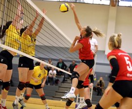 Enttäuschung in Lichtenstein - An Einsatz mangelte es den Lichtensteiner Volleyballerinnen im ersten Heimspiel gegen Lok Engelsdorf nicht, wie diese Angriffsaktion von Heike Böhm zeigt. 