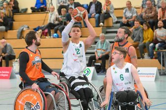 Enttäuschung und Klarheit bei RB Zwickau: „Wir planen für die 2. Liga“ - Die Rollstuhlbasketballer von RB Zwickau um Marek Wesolowski (am Ball) konnten sich sportlich nicht in der 1. Bundesliga behaupten. Das Foto entstand beim einzigen Heimsieg gegen Frankfurt.