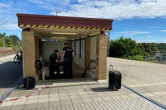 Entwarnung am Bahnhof Neumark: Sperrung nach Kofferfund aufgehoben - Herrenloser Koffer nach Untersuchung, links Spezialkräfte der Entschärfungsgruppe Leipzig der Bundespolizei auf dem Bahnhof Neumark