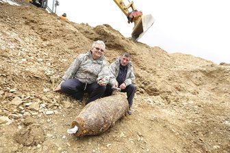 Entwarnung in Plauen - 250-Kilo-Bombe entschärft - Joachim Auerswald und Hans-Peter Schmidt vom Kampfmittelbeseitigungsdienst haben 30 Minuten gebraucht, um die 250-Kilo-Bombe zu entschärfen.