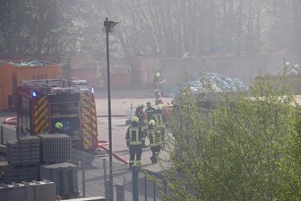Entwarnung in Schwarzenberg: Brand auf Gelände einer Müllentsorgungsfirma ist gelöscht - Den ganzen Sonntagvormittag waren zahlreiche Brandbekämpfer auf dem Gelände der Firma Landkreisentsorgung in Schwarzenberg im Einsatz.
