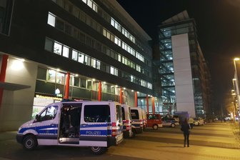 Entwarnung nach Bombendrohung in Chemnitz - Polizeifahrzeug vor dem Jugendamt.