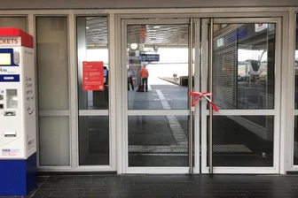 Der gesperrte Bahnhof.
