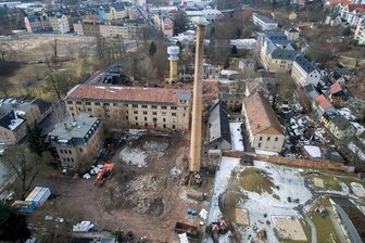 Entwarnung: Schornstein an der Plauener Elsteraue standsicher genug - Gelände wieder passierbar - Abrissgelände der Hempelschen Fabrik in der Elsteraue Plauen. Der Schornstein ist einsturzgefährdet. Der benachbarte Kindergarten wurde deshalb evakuiert.
