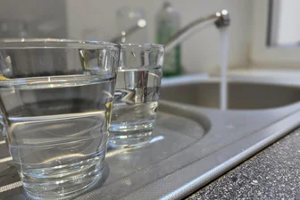 Entwarnung vom Versorger: Trinkwasser in Chemnitz wieder keimfrei - Ab sofort wieder ohne Einschränkungen genießbar: Chemnitzer Trinkwasser.