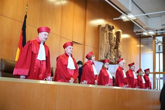 „Entwertung der Erststimme“: Wie sächsische Abgeordnete auf das Karlsruher Urteil zur Ampel-Wahlrechtsreform reagieren - Der Zweite Senat des Bundesverfassungsgerichts unter seiner Vorsitzenden, Gerichtsvizepräsidentin Doris König (5. von links), kurz vor der Verkündung des Urteils über die Wahlrechtsreform der Ampel-Koalition.