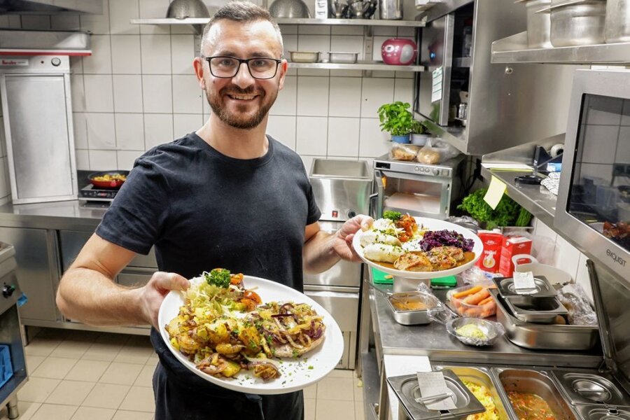 Entwicklung gegen den Gastro-Trend: "Alte Molkerei" in Meerane hat täglich am Mittag und am Abend geöffnet - Alexander Schnabel gehört zum Team in der Küche. Klassiker, die oft gewählt werden, sind Steak Strindberg und Steak au four. 
