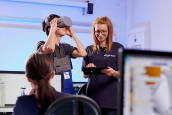Envia M fördert mit Mentoren junge Frauen in Technikberufen - An einem virtuellen Arbeitsplatz trainieren Lehrlinge Abläufe, die in der Montage vor Ort sitzen müssen. In diesen Ausbildungsplatz hat Envia M annähernd 30.000 Euro investiert. 