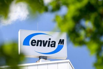 Das Logo des Energiedienstleisters EnviaM dreht sich auf dem Dach der Unternehmenszentrale.
