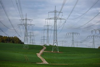 Envia-M-Tochter Mitnetz: Boom bei Solaranlagen führt zu hohen Investitionen ins regionale Stromnetz - Mehrere 110 KV Hochspannungsleitungen der Stromnetzbetreiber Mitnetz Strom und 50-Hertz ziehen sich bei Limbach-Oberfrohna durch die Landschaft.
