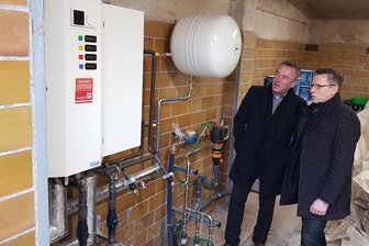 Envia Therm heizt Handwerkerhäusern in der Elsteraue ein - Oberbürgermeister Ralf Oberdorfer (FDP), links, in den Handwerkerhäusern neben Matthias Kunath, Geschäftsführer der Envia Therm.