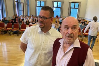 Eppelmanns Plädoyer vor Reichenbacher Schülern: Wenn ihr‘s bequem wollt, dann wählt die Diktatur - Auch im Alter von 81 Jahren immer noch der fesselnde Erzähler, immer noch ein streitbarer Geist: Rainer Eppelmann war einen Tag nach der sächsischen Landtagswahl Redner im Reichenbacher Goethe-Gymnasium - Schulleiter Christian Reinsch (im Foto links) begrüßte den Gast vor Schülern und Lehrern in der Aula.