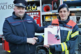 Eppendorf: Experte gibt Empfehlungen für Feuerwehr - Marko Schiebold (l.), hier bei der Übergabe eines neuen Fahrzeugs an den stellvertretenden Leiter der Ortswehr Eppendorf, Robby Kluge, bleibt in Eppendorf Gemeindewehrleiter. 