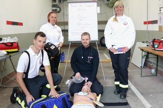 Eppendorf: Feuerwehr bietet mehr als nur eine Technikschau - Paul Morgenstern (von links), Elke Göhzold, Daniel Petzold und Heidi Uhlig von der First Responder Gruppe der Freiwilligen Feuerwehr Eppendorf gaben wichtige Tipps in Sachen Erste Hilfe.