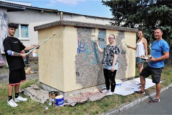Eppendorf: Jugendarbeit wird teurer - Unter Regie von Sozialarbeiterin Nancy Schreiber (2. v. r.) vom Verein Regenbogenbus sowie Künstler Andre Wolf (r.) wurde 2022 eine Verteilerstation eines Energieversorgers in Eppendorf kreativ gestaltet. 