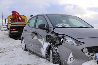 Eppendorf/Oederan: Unfälle auf von Schnee verwehten Straßen - Auf der Straße zwischen Gahlenz und Oederan kam es zu diesem Glätteunfall.