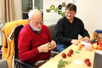 Eppendorf: Prinz Albrecht von Preußen kommt zum Streuobsttag – als Herbstapfel - Jörg Semmig vom Landschaftspflegeverband Mulde/Flöha (r.) hat zum Mittelsächsischen Streuobsttag wieder den Pomologen Henner Grapow (l.) eingeladen.