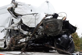 Eppendorf: Transporter prallt gegen Baum - Fahrer schwer verletzt - 