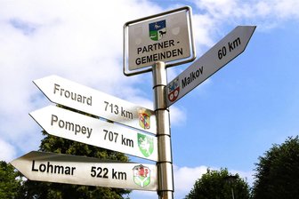 Eppendorfer schmieden mit Partnern in Franken eifrig Pläne - Vor dem Rathaus Eppendorf ist ein Wegweiser aufgestellt, der die Richtungen zu den Partnerkommunen anzeigt.