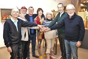 Eppendorfer Verein begrüßt ausländische Gäste - Michael Funke (3. v. l.), Beat Rost (4. v. l.) und Helmut Schulze (2. v. r.) vom Eppendorfer Partnerschaftsverein besuchten gemeinsam mit den Gästen aus Lohmar auch schon das Unternehmen von Björn Köhler in Eppendorf.