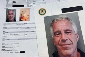 Epstein und das Gesicht des Bösen: Die graue Zone zwischen Skandal und Mythos - Dokumente aus den Epstein-Akten. An vielen Stellen wurden sie geschwärzt.