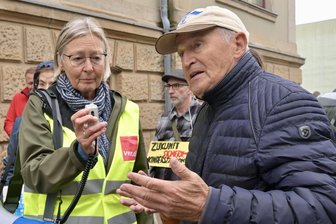 Er baute die Werdauer Kinderklinik auf, jetzt wurde ihm einfach gekündigt: „Es kam nicht ein Wort des Dankes“ - Der frühere Chefarzt der Kinderabteilung an der Pleißental-Klinik, Dirk Ermisch, hier bei einer Demo vor dem Landratsamt. Neben ihm steht Verdi-Sekretärin Simone Bovensiepen.