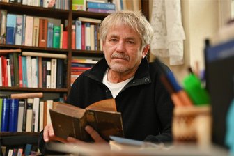 Er begann mit langen Haaren und spielte schon einen Prinzen-Song in der Kirche: Königshains Pfarrer im Unruhestand - Der Königshain-Wiederauer Pfarrer Traugott Fehlberg in seinem Arbeitszimmer in Königshain. Er sagt: „Zur Ruhe setzen kann ich mich nicht.“