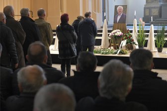 Er bleibt in Erinnerung: Vor einem Jahr verstarb Großschirmas Bürgermeister Volkmar Schreiter - Hunderte Menschen nahmen Mitte November 2023 bei einer Trauerfeier in der Nikolaikirche Freiberg Abschied von Großschirmas Bürgermeister Volkmar Schreiter.