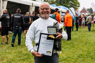 Er brachte den Landkreislauf nach Mittelsachsen: Bayer erhält Ehrenplakette des Kreissportbundes - Bernhard Frühauf hat den Landkreislauf im Kreis Starnberg in den 80er-Jahren ins Leben gerufen und später nach Mittelsachsen gebracht. Am Samstag wurde er mit der Ehrenplakette des KSB ausgezeichnet.