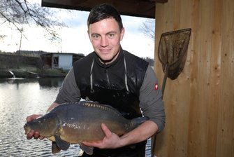 Er bringt zu Silvester Fisch auf den Tisch: Der Karpfenzüchter aus Oberdorf - Thomas Meier mit einem seiner Silvesterkarpfen. Seit sieben Jahren gehören ihm die Teiche im Stollberger Ortsteil Oberdorf. 