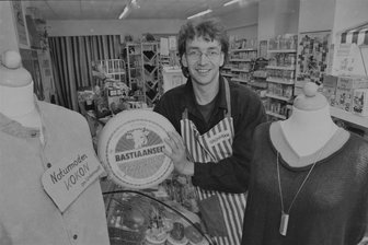 Er eröffnete Freibergs ersten Bioladen: Ökopionier Ede Zscharnack mit 56 Jahren gestorben - Er war ein bekanntes Gesicht Freibergs: Ede Zscharnack im Jahr 2001 in seinem Bioladen, damals in der Fischerstraße.