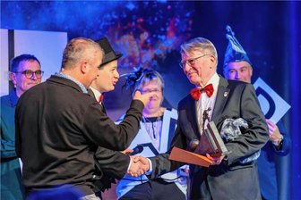 Er folgt direkt auf Bismarck: Thomas Eulenberger ist nun Ehrenbürger von Penig - Martin Bergmann (l.) und André Wolf gratulieren Thomas Eulenberger (r.) zur Ehrenbürgerschaft der Stadt Penig.