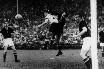 Er gab die entscheidende Vorlage - Hans SchäferHans Schäfer - Hans Schäfer (M.) bei einer Kopfballaktion während des WM-Finales Deutschland gegen Ungarn 1954.