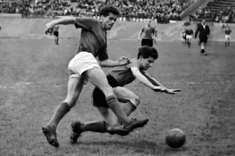 Er gehörte 1963 zur ersten Zwickauer Pokalsiegermannschaft: Eberhard Franz verstorben - Das Archivfoto zeigt Eberhard Franz (links) in einem Oberliga-Heimspiel vom Mai 1964 gegen Lok Stendal.
