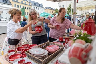 Er gilt als der schönste Töpfermarkt Sachsens: Womit die Auerbacher im Vogtland punkten - Auf dem Töpfermarkt in Auerbach gab es viel zu entdecken. Das sagten auch Gabriela Noll, Susan Brinner aus Heinsdorf und Nadine Petukat aus Gansgrün.