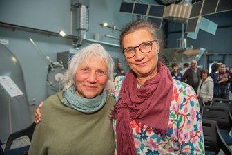 „Er hätte es sich genauso gewünscht“: Töchter von Sigmund Jähn bei Raumfahrtschau-Richtfest im Vogtland - Marina Jähn und Grit Jähn sind die Töchter des vor fünf Jahren verstorbenen Kosmonauten Sigmund Jähn. Beide waren beim Richtfest zum Anbau an die Deutsche Raumfahrtausstellung in Morgenröthe-Rautenkranz zu Gast.