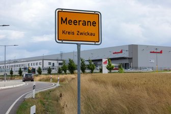 Er half noch beim Löschen: Mitarbeiter wegen Brandstiftung in Meeraner Firma verurteilt - Blick in den Industriepark in Meerane: Im September 2022 brannte es in einem Bürogebäude. Ein Mitarbeiter hatte das Feuer gelegt.