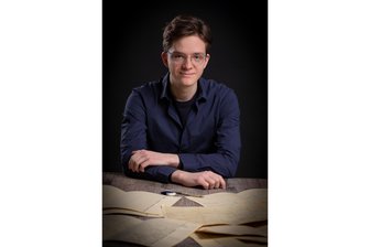 „Er hat das Musizieren unheimlich ernst genommen“ - Der Chemnitzer Jonas Otte hat 2025 den Kompositionspreis des Deutschlandfunks erhalten - Jonas Otte vor seinen Notenblättern. Als Komponist in der Klassik-Sparte Fuß zu fassen ist schwer. Er ist auf einem guten Weg.
