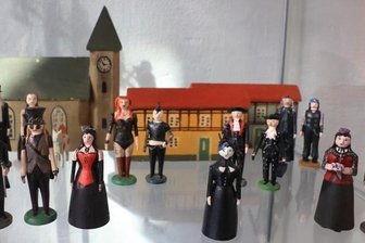 Er hat den Männelmacher in sich entdeckt - Ungewöhnlich und extravagant: Figuren, die Gerhard Riebel auf Wunsch gefertigt hat, und die Besucher des Wave-Gotik-Treffen Leipzig zeigt.