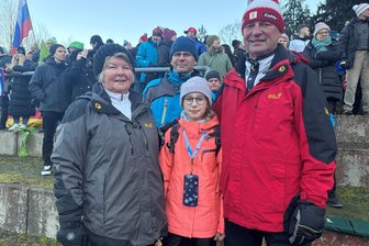 „Er hat den Skisport im Vogtland verkörpert“: Benennung zur Harry-Glaß-Schanze berührt Fans - Klaus Herold (rechts) freut sich mit seiner Enkelin Lena, seinem Sohn Mirko und seiner Frau Marion über die Benennung der Anlage am Schwarzberg in Harry-Glaß-Schanze.