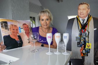 „Er hat mich von Anfang an schachmatt gesetzt“: Roland-Kaiser-Fan fiebert Auftritt in Schwarzenberg entgegen - Roland Kaiser als Pappaufsteller und auf dem Kuschelkissen: Simone Funke ist seit 45 Jahren Fan.