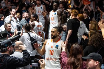 „Er hat uns das Spiel gewonnen“: Emotionale Worte von Niners-Trainer Rodrigo Pastore für seinen Kapitän Kaza Kajami-Keane - Jubel mit den Fans: Niners-Kapitän Kaza Kajami-Keane ging nach dem Sieg gegen Athen mit seiner Mannschaft auf die Tribüne.